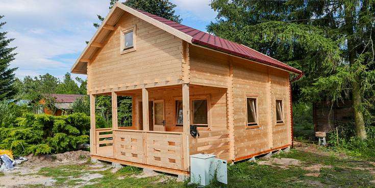Domy drewniane – zalety i wady różnych rozwiązań w technologii drewnianej