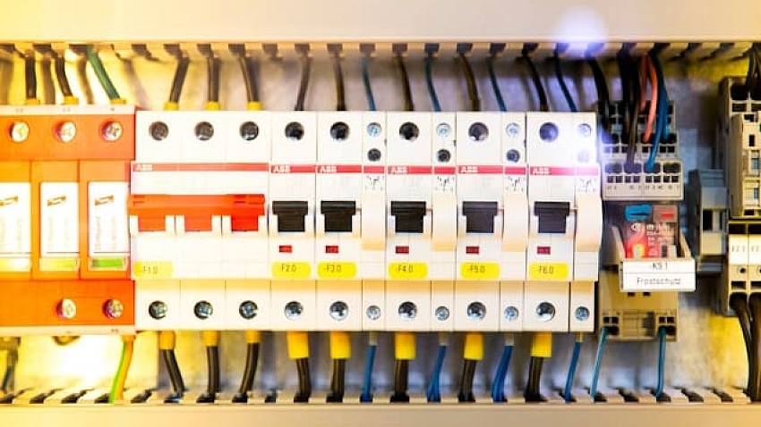 Ile obwodów elektrycznych w domu 100 m2? Z przykładami