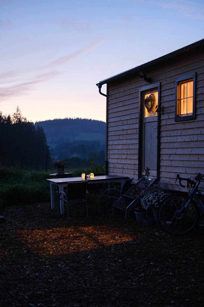 Na jakim fundamencie domy mobilne i prefabrykowane? Porównujemy czas i koszty