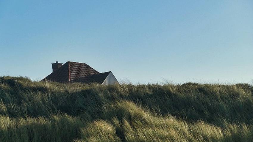 Skalisty, podmokły, piaszczysty – jak dostosować projekt do gruntu na działce?