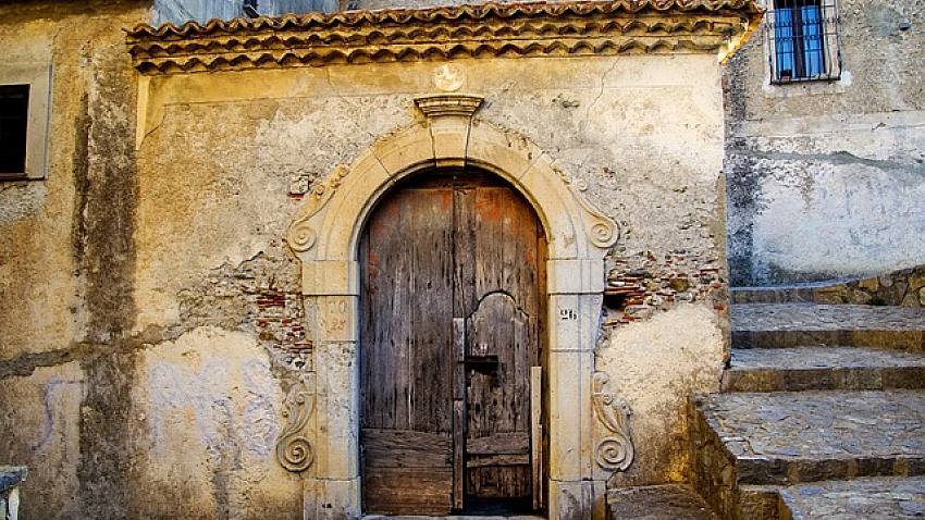 Osiadanie budynku – ile trwa? Pęknięcia i inne objawy