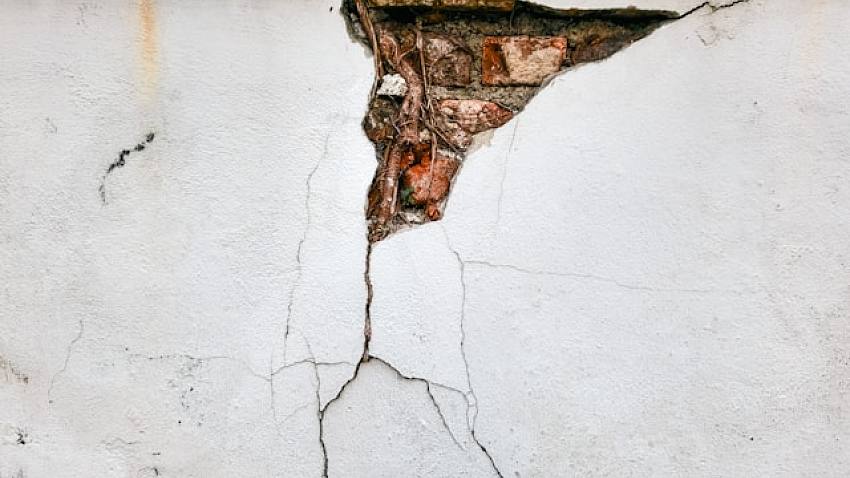 Kto odpowiada za błędy konstrukcyjne? Kiedy projektant, budowlaniec , a kiedy zlecający budowę?